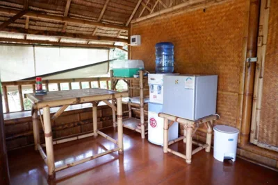 Cabaña con dos camas de bambú y baño privado — Kingsacre